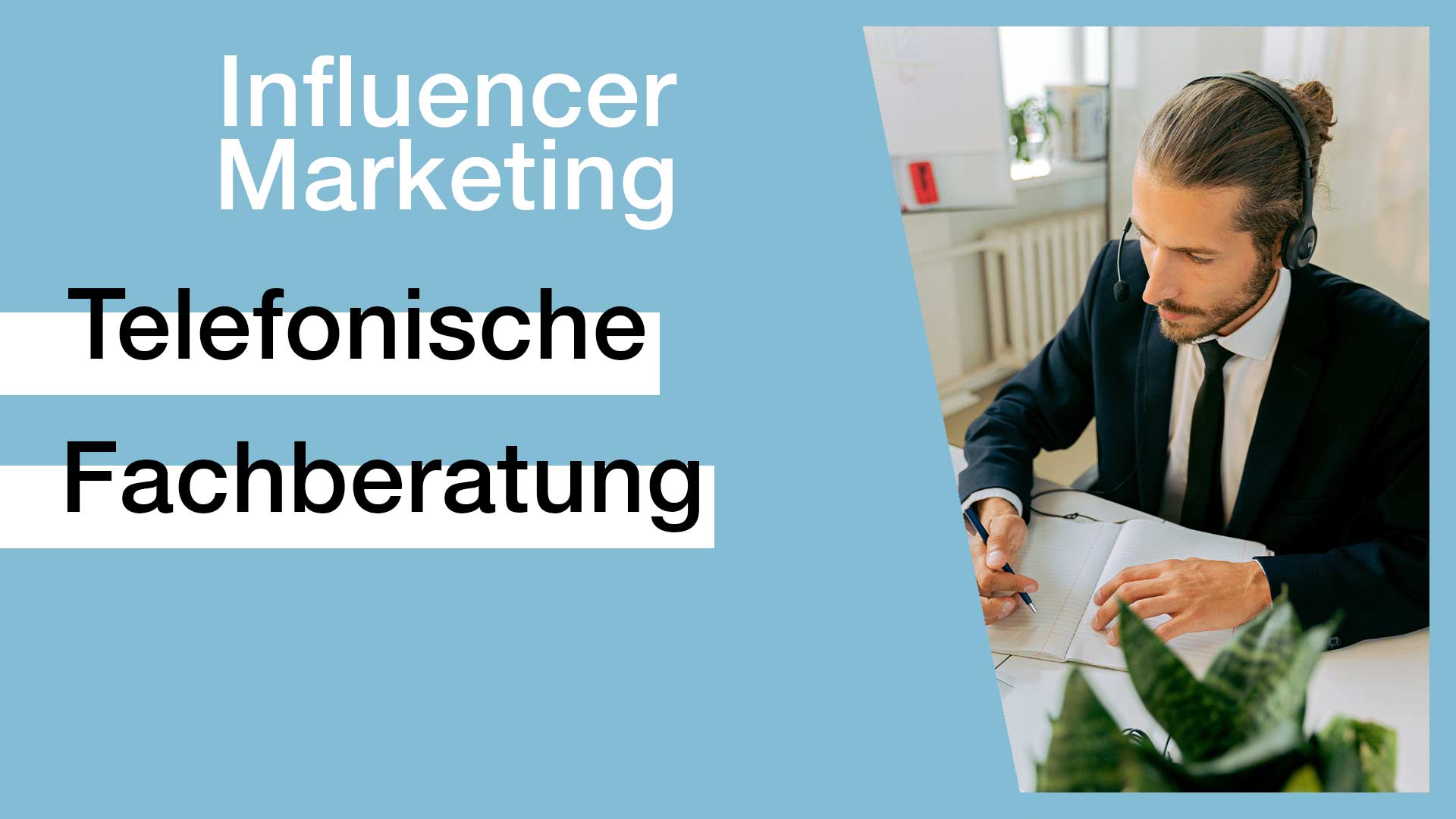 influencer_marketing_telefonische_fachberatung_blauerhintergrund_mann_mit_headset_rechts